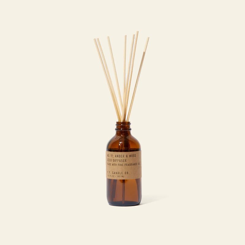 PF Candle Co. 3.5盎司藤条香薰 - 琥珀与苔藓
