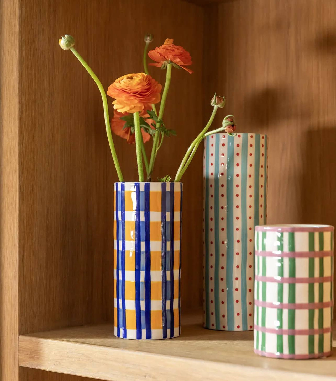 VASES, POTS AND PLANT STANDS