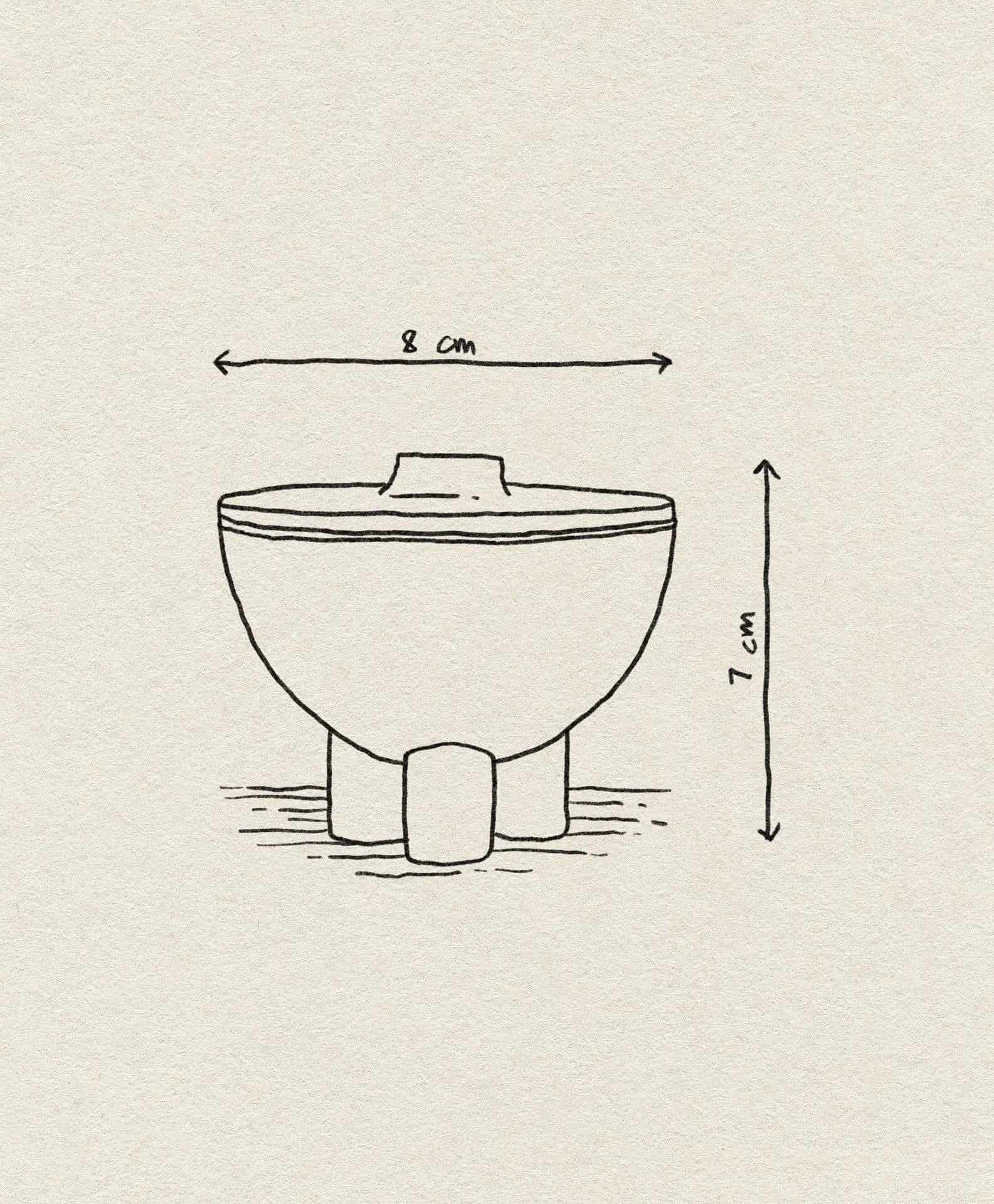 Line drawing of the 101 Copenhagen Duck Jar, Mini—a small bowl with three short legs, measuring 8 cm wide and 7 cm tall—shown on a textured beige background with arrows for dimensions. An ideal decorative piece by 101 Copenhagen.