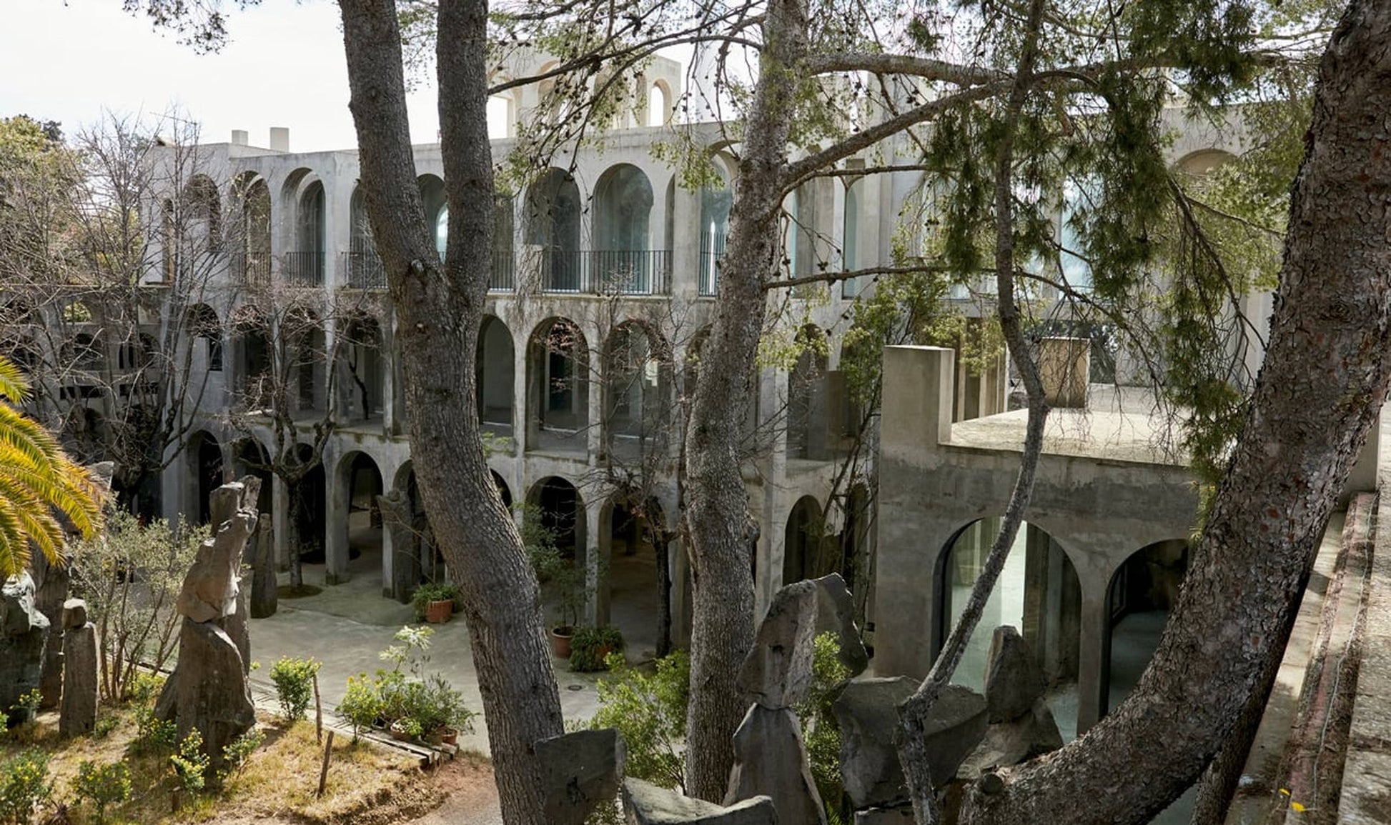 Apartamento’s The House of Xavier Corberó blends striking arches and columns with surrealist sculpture and lush greenery, merging architecture and nature at this Esplugues de Llobregat residence.