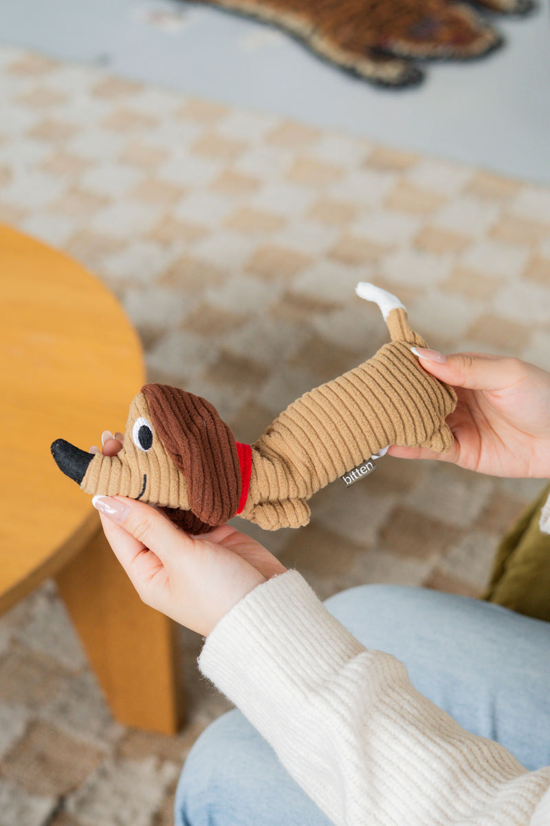 Bitten Pocket Pal 伸展腊肠犬
