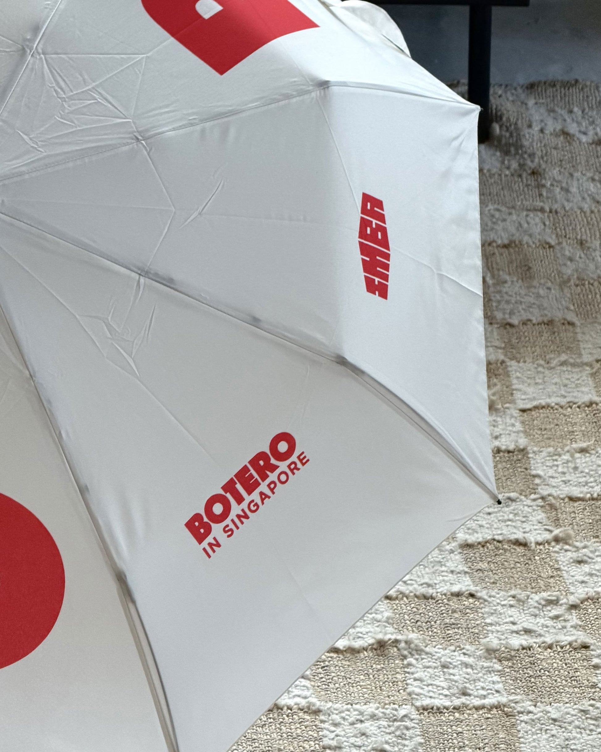 Botero Typography Umbrella White/Red