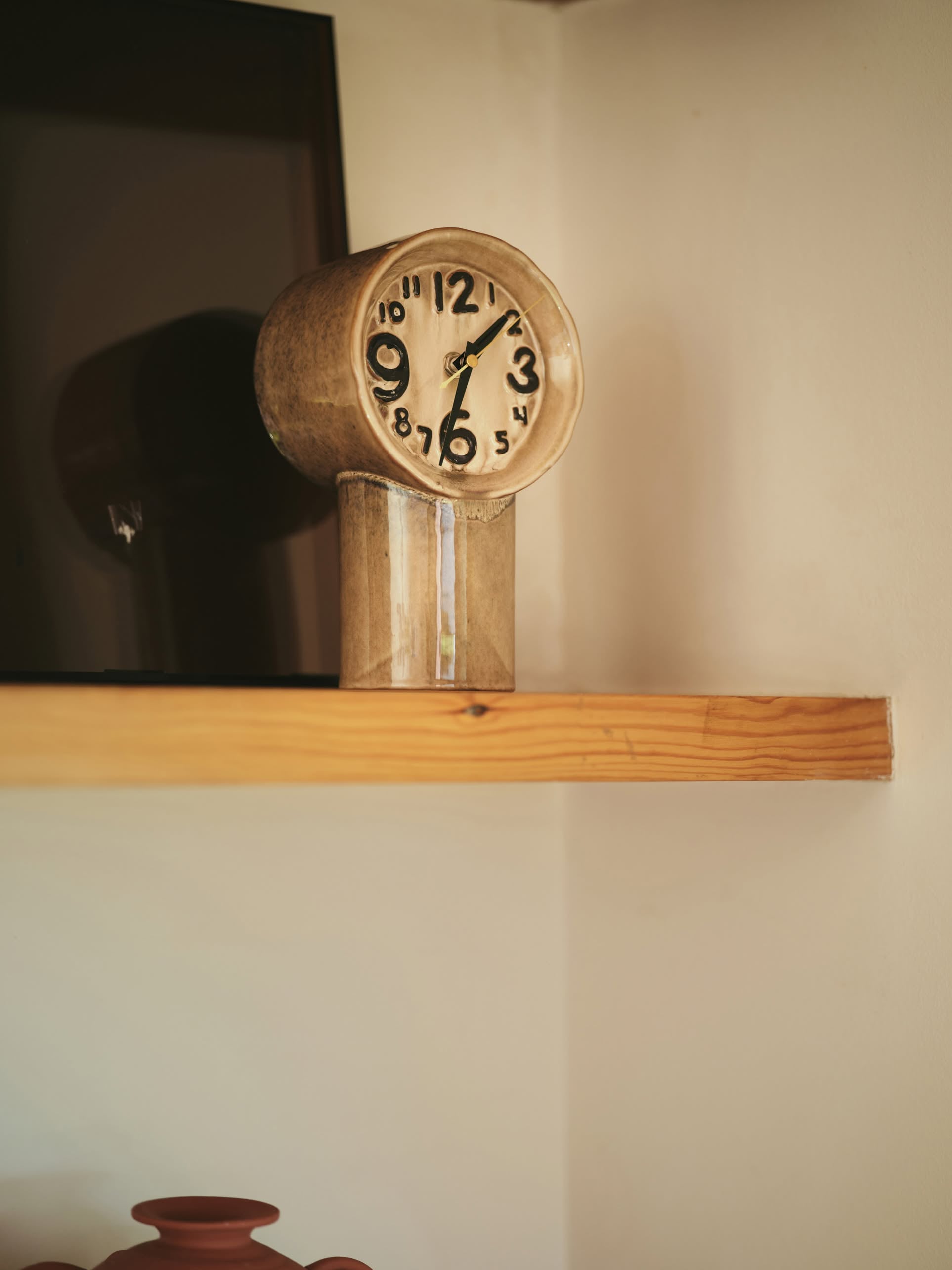 The HKLIVING Retro Ceramic Clock - Cream features a melting, warped face with stretched numbers, reminiscent of Salvador Dalí’s surrealist art. This vintage-inspired ceramic clock by HKLIVING adds a unique touch to any shelf or white wall.
