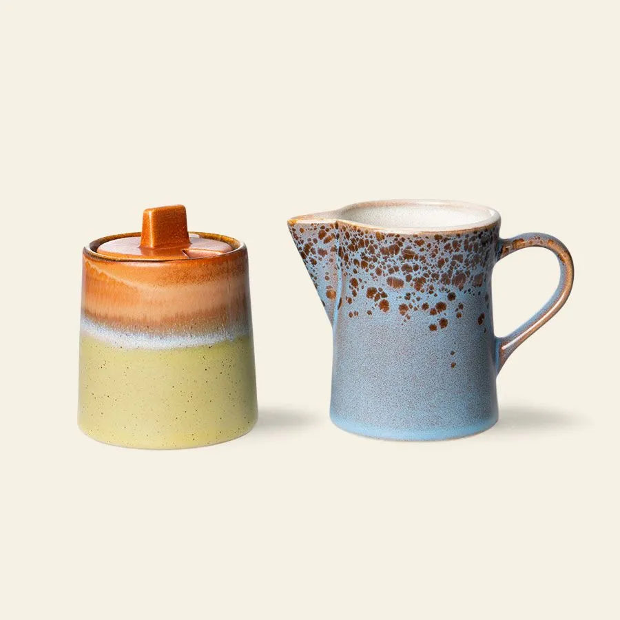 The HKLIVING 70s Ceramics Milk Jug & Sugar Pot in Berry/Peat, both by HKLIVING, showcase a classic '70s style and are displayed together on a plain light background.