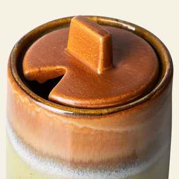 The HKLIVING 70s Ceramics: Milk Jug & Sugar Pot features a classic 70s style, with a warm brown glaze, a gradient from brown to beige and gray, and a lidded ceramic design from HKLIVING.