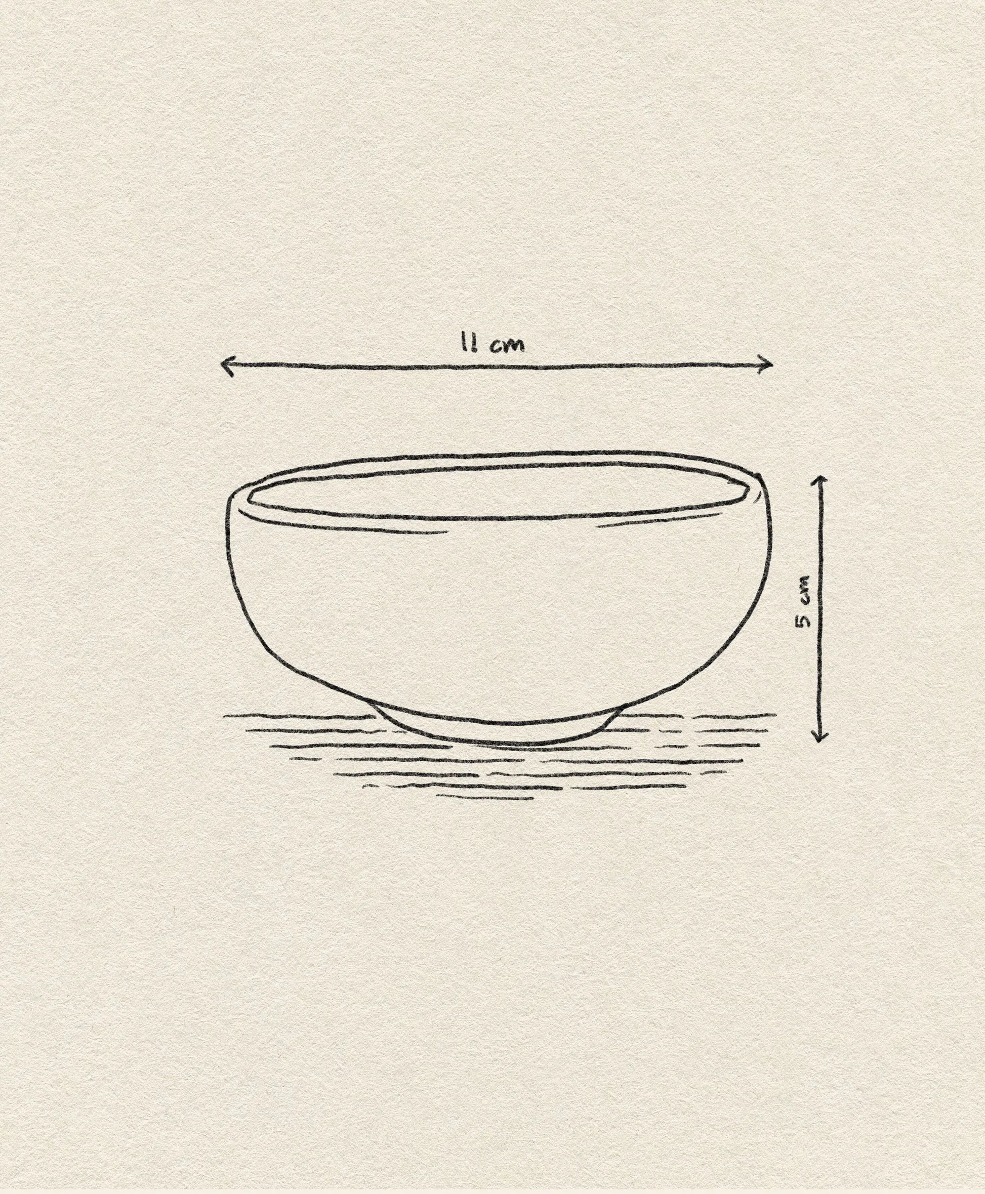 A simple line drawing of the HKLIVING Chef Ceramics: Bowl (11 cm wide, 5 cm tall) by HKLIVING, crafted from durable porcelain. Arrows indicate its dimensions as it sits on a textured surface.