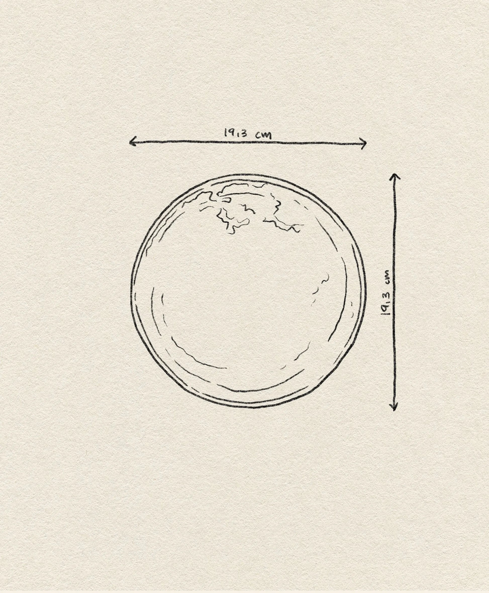 A simple line drawing of the HKLIVING Chef Ceramics: Deep Plate M—a circular ceramic plate measuring 19.3 cm in diameter—displayed on textured paper, with arrows showing its size and a hand-glazed look.
