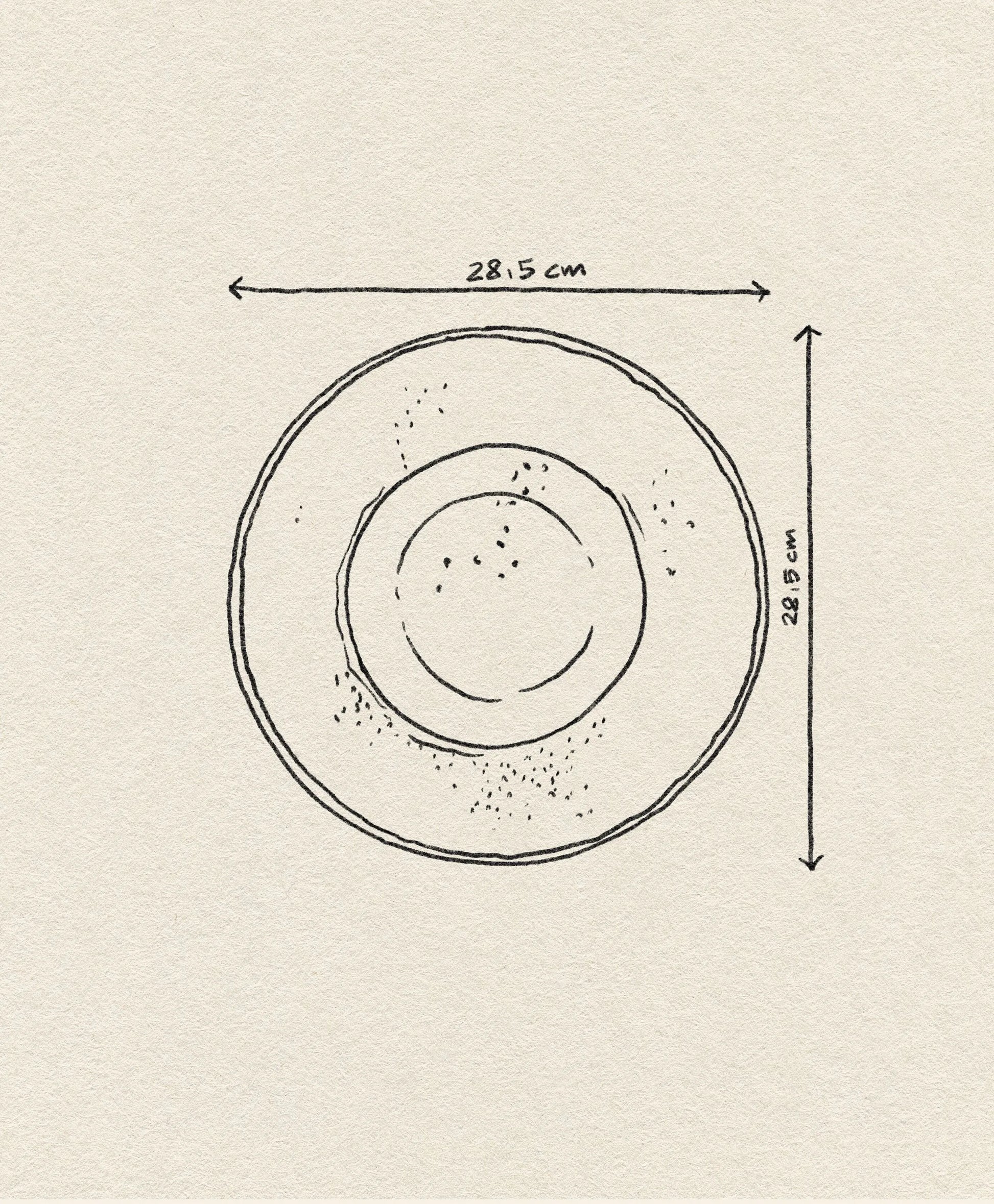 A minimalist line drawing of the HKLIVING Chef Ceramics: Pasta Plate by HKLIVING, featuring small specks and arrows marking its 28.5 cm diameter on a textured light beige background.