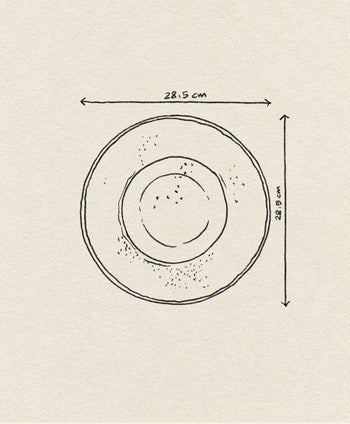 A minimalist line drawing of the HKLIVING Chef Ceramics: Pasta Plate by HKLIVING, featuring small specks and arrows marking its 28.5 cm diameter on a textured light beige background.