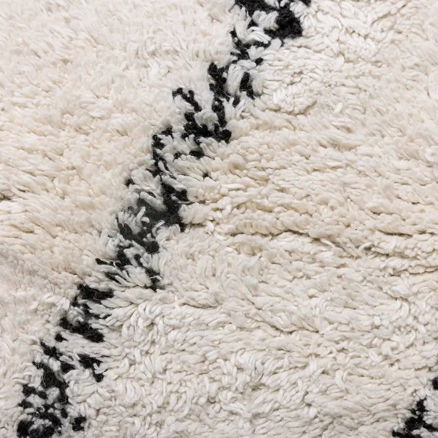 Close-up of the HKLIVING Cotton Berber Rug (140x200) in cream, featuring a thick, shaggy pile and a black zigzag design from HKLIVING.