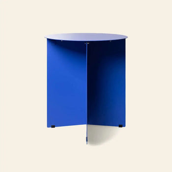 The HKLIVING Metal Side Table Round by HKLIVING features a sleek modern design with a round flat top and three intersecting blue panel legs, making it the perfect accent for any space.