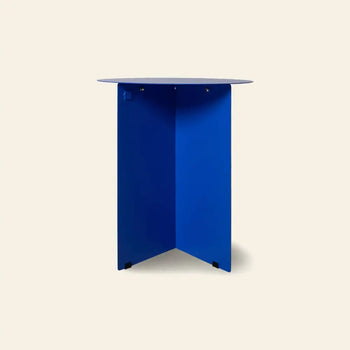 The HKLIVING Metal Side Table Round by HKLIVING features a small, modern design with a bright blue top and three intersecting blue panel legs, shown on a simple beige background.