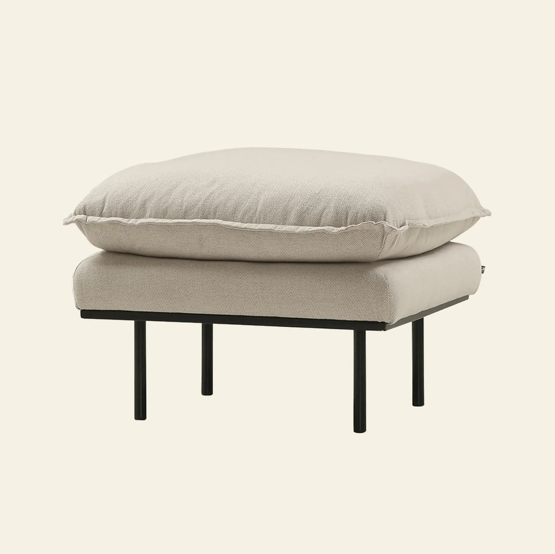The HKLIVING Retro Sofa Hocker features a thick, light beige cushion and black metal legs—perfect for pairing with your favorite retro sofa or other HKLIVING pieces.