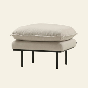 The HKLIVING Retro Sofa Hocker features a thick, light beige cushion and black metal legs—perfect for pairing with your favorite retro sofa or other HKLIVING pieces.