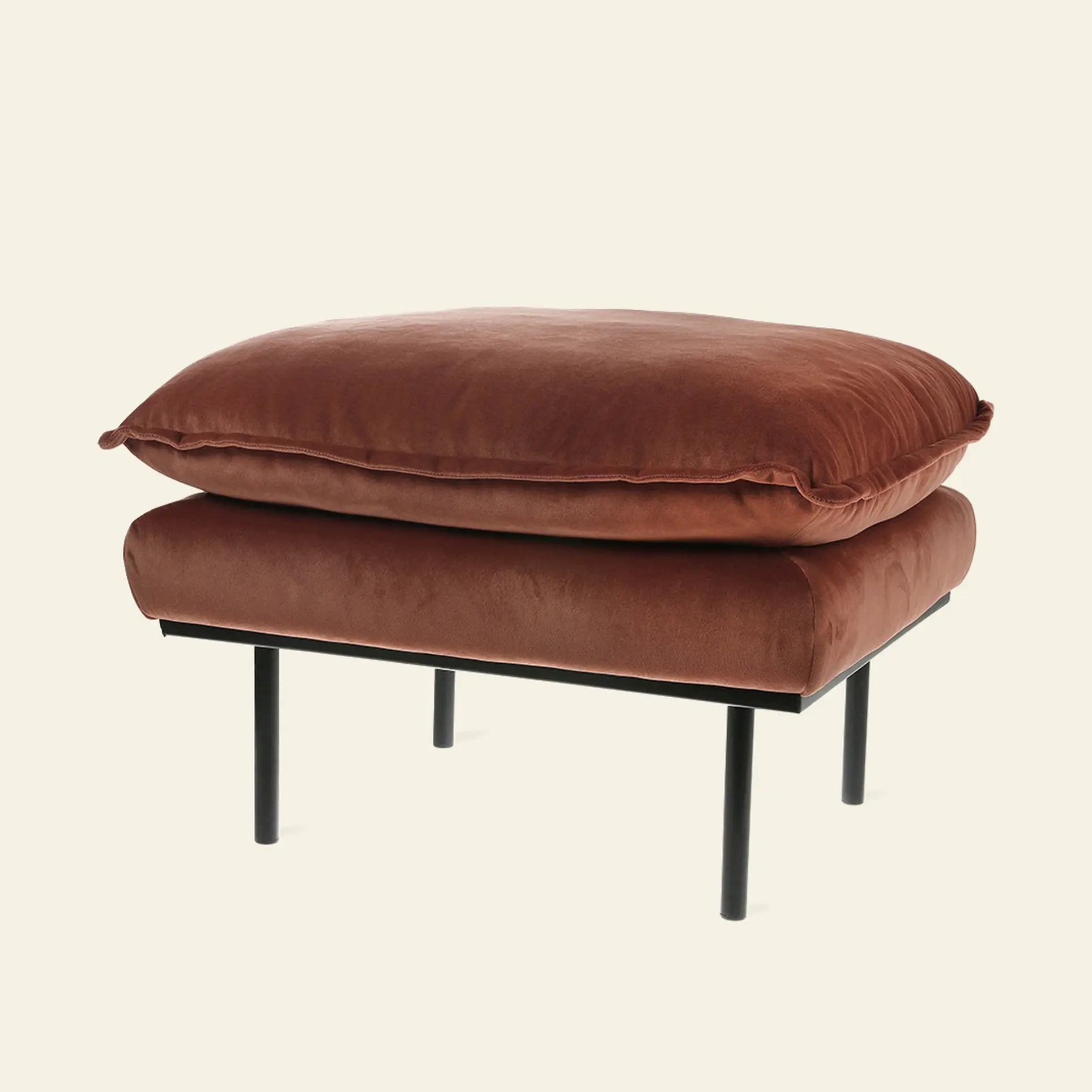 The HKLIVING Retro Sofa Hocker features a plush rust-colored cushion on a black metal frame with four legs—ideal for pairing with your retro sofa or other HKLIVING pieces.