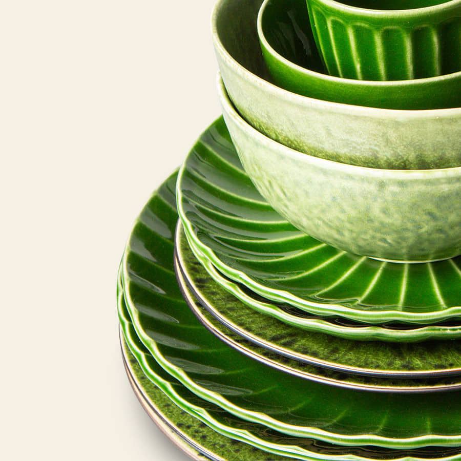 HKliving The Emeralds: Ceramic Dinner Plate Ribbed, Set of 2 plates are neatly arranged against a plain light background, showcasing their emerald green color, ribbed texture, and glossy finish.