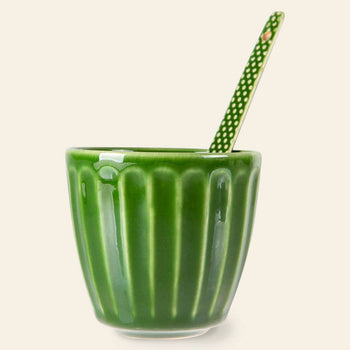 The HKliving The Emeralds: Ceramic Mug Ribbed Set of 4 features glossy green mugs with a ribbed design, each paired with a matching spoon adorned with white polka dots—ideal for any coffee enthusiast.