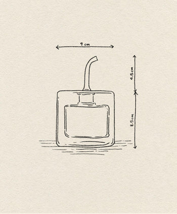 Line drawing of the Ichendorf Milano Cube Square Doublewalled Oil Bottle by Ichendorf Milano, featuring a square shape and curved nozzle. Dimensions: width 9 cm, bottle height 8.5 cm, total height with nozzle 14.5 cm, on a beige textured background.