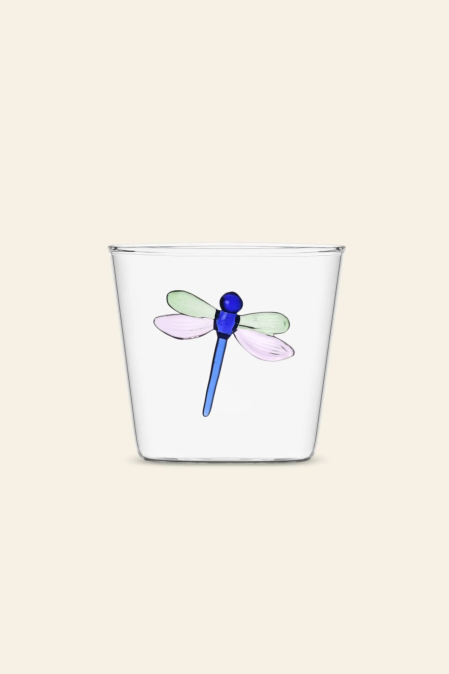 The Ichendorf Milano Garden Picnic Tumbler features a dragonfly with green and pink wings and a blue body on clear glass—a whimsical touch for your next outdoor gathering.