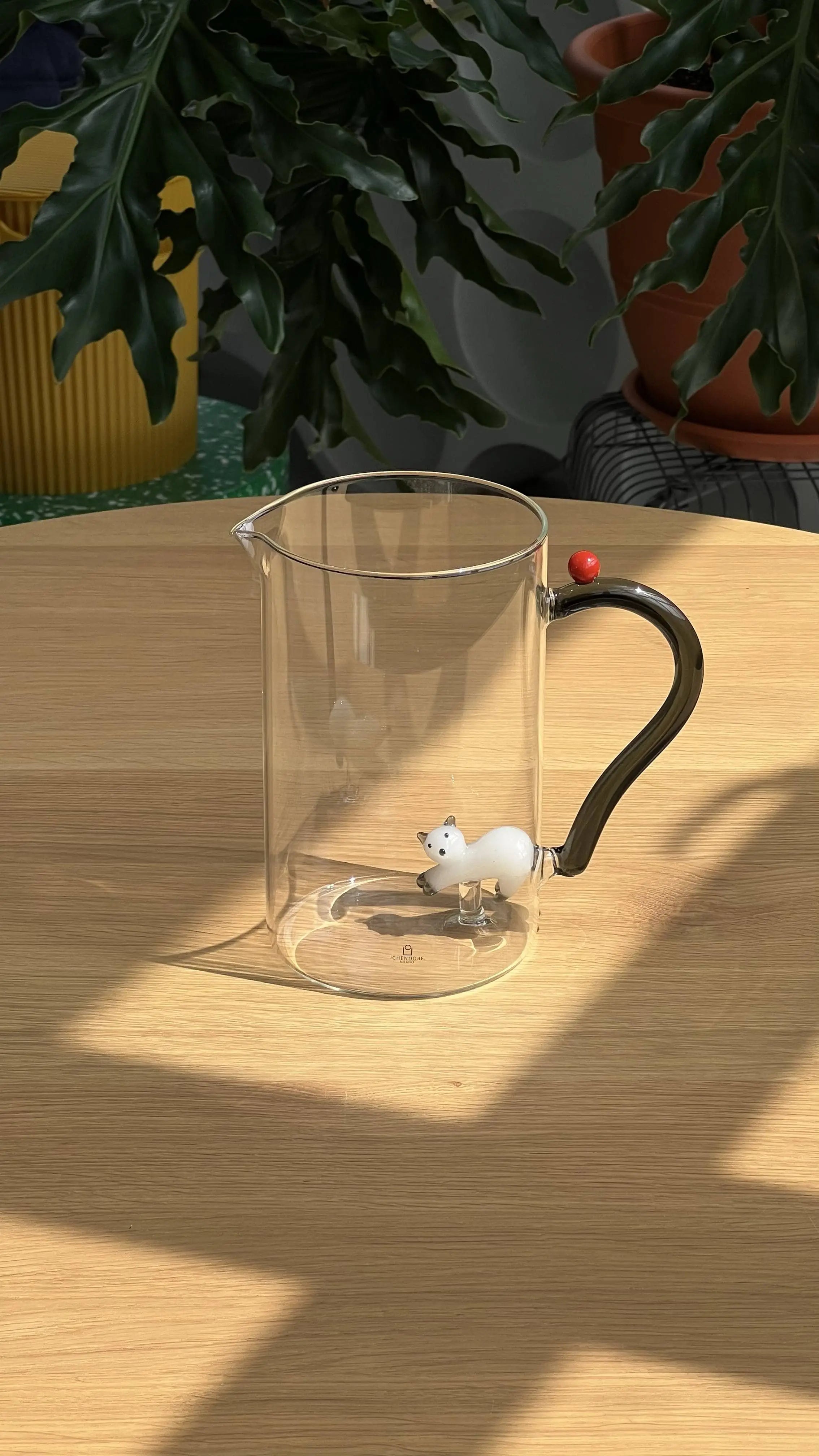 Ichendorf Milano Tabby Cat Jug - White Cat With Smoke Tail & Berry