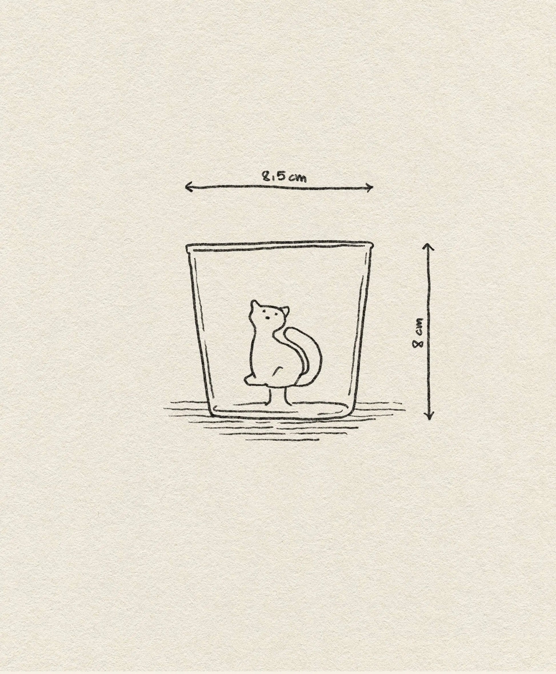 A minimalist line drawing of the Ichendorf Milano Tabby Cat Tumbler by Ichendorf Milano features a small cat inside a glass (8 cm tall, 8.5 cm wide at the top) on a textured beige background.