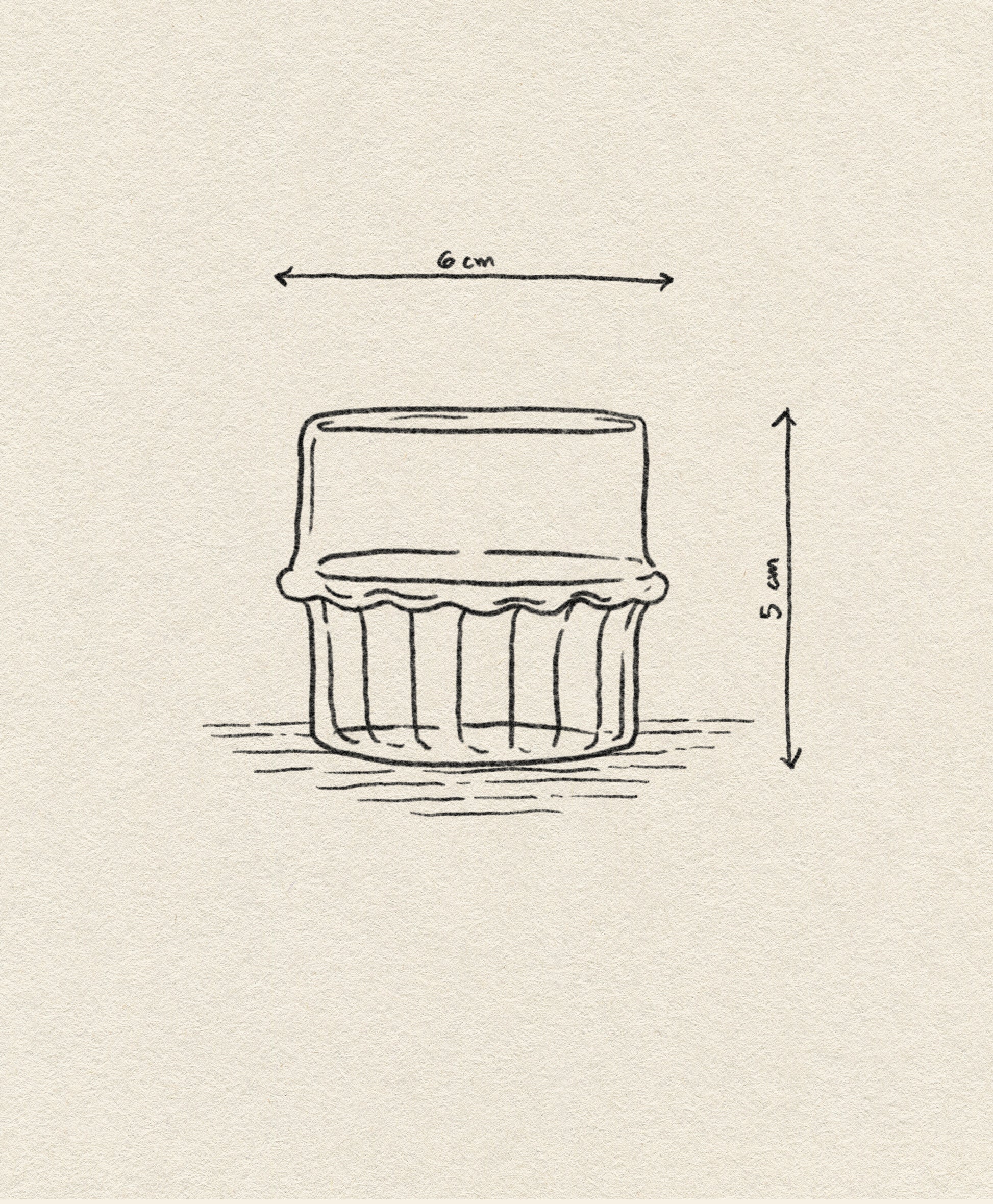 A hand-drawn sketch of the Ichendorf Milano Transit Coffee Cup by Ichendorf Milano, featuring ridged sides, labeled arrows showing its 6 cm width and 5 cm height, and highlighting its unique handcrafted design.