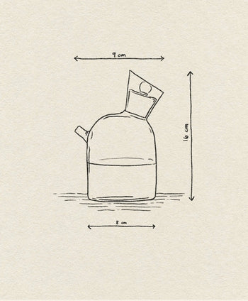 A simple line drawing of the Ichendorf Milano Travasi Oil Bottle by Ichendorf Milano, with spout and stopper, subtle geometric design, 16 cm tall, 9 cm wide at top, 8 cm at base, on textured beige background. Ideal for elegant table settings.