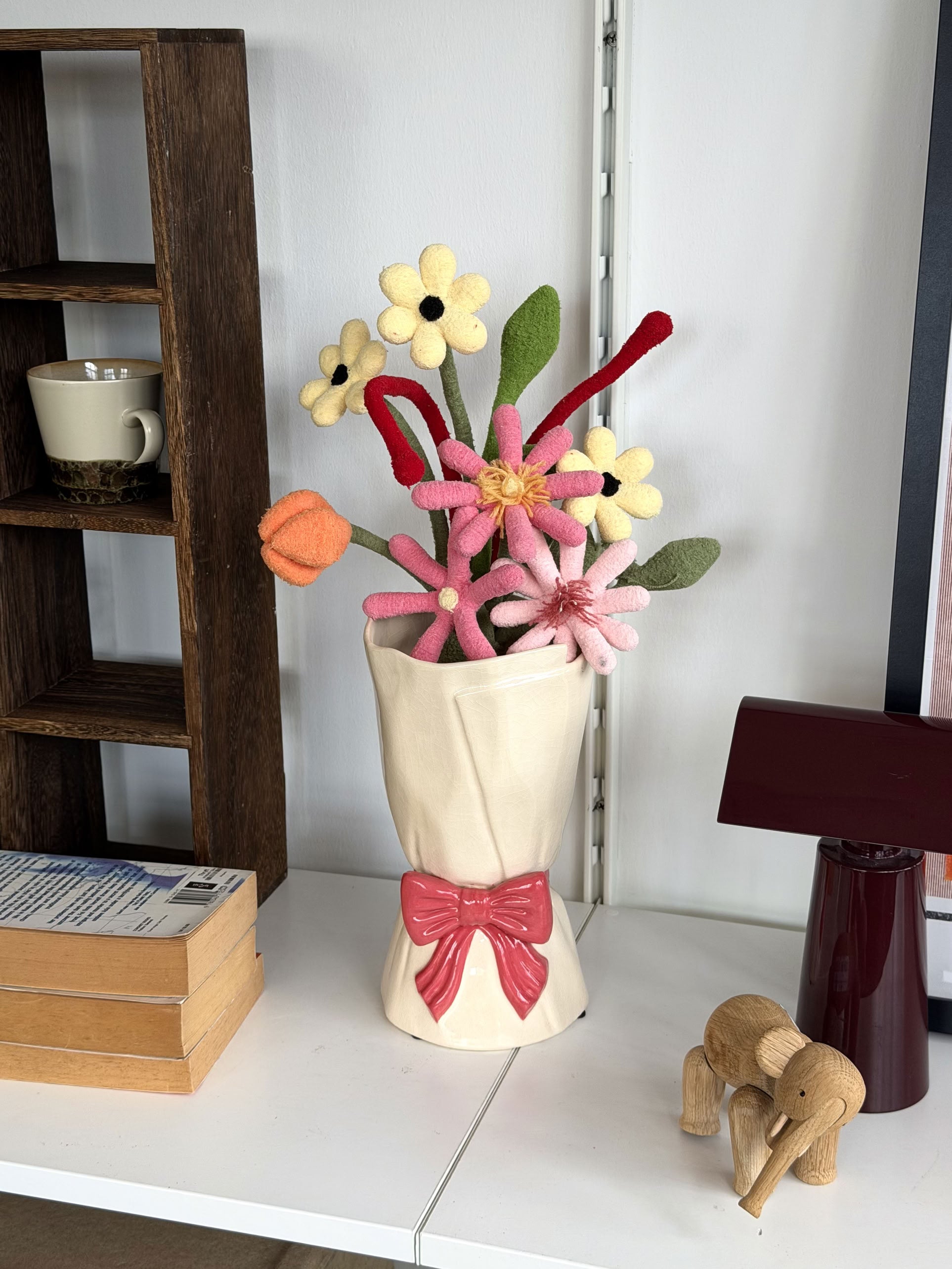 L'expressionist Bouquet of Bow Vase