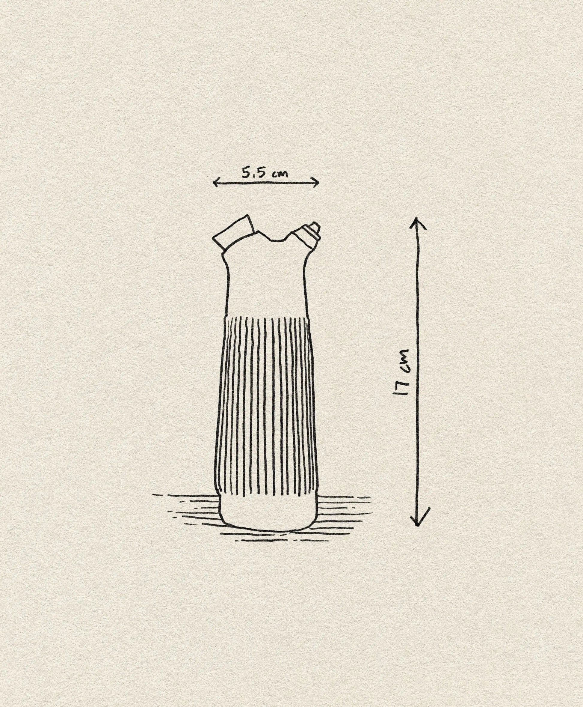 A simple line drawing of the Normann Copenhagen Junto Oil Bottle, featuring a tall, pleated design and narrow neck, labeled with arrows showing its height of 17 cm and top width of 5.5 cm.