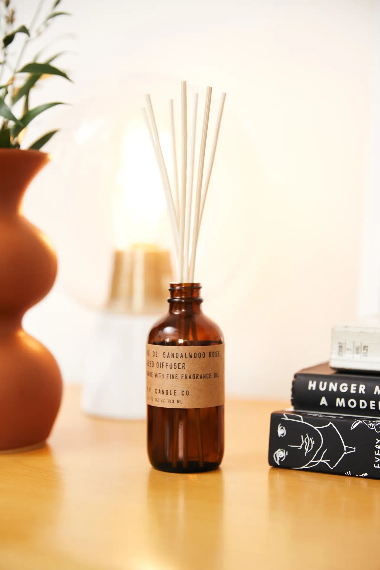 PF Candle Co. 3.5盎司藤条香薰 - 檀香玫瑰