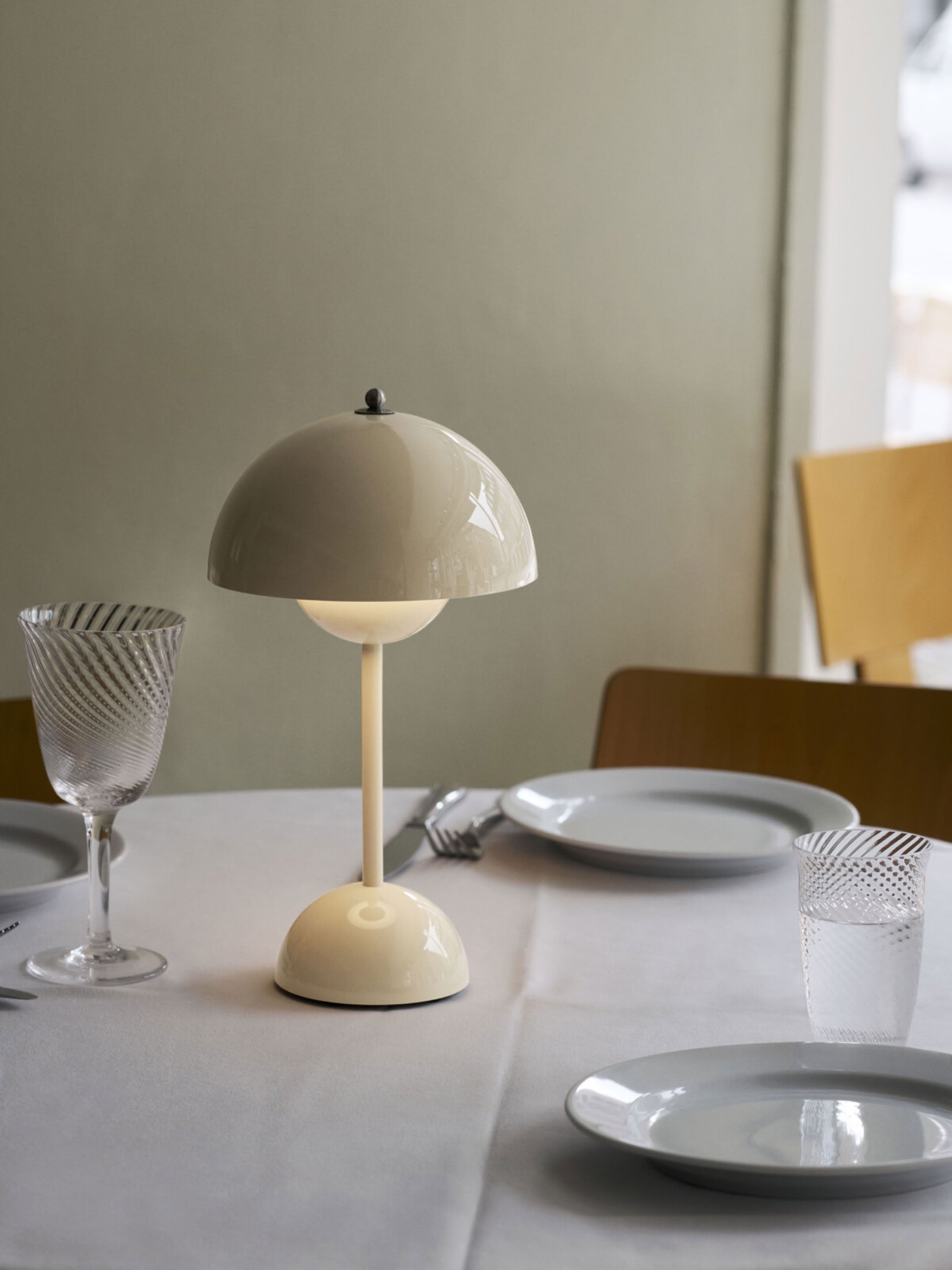 &Tradition Flowerpot VP9 Portable Table Lamp Ivory