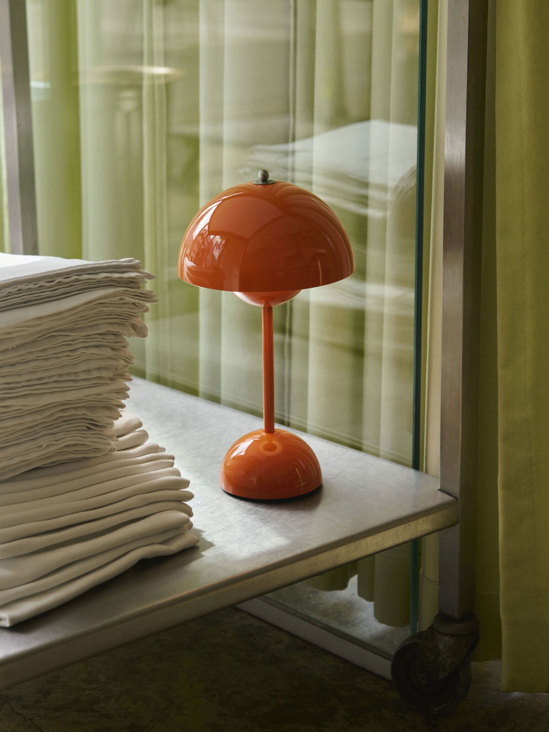 &Tradition Flowerpot VP9 Portable Table Lamp Zesty Orange