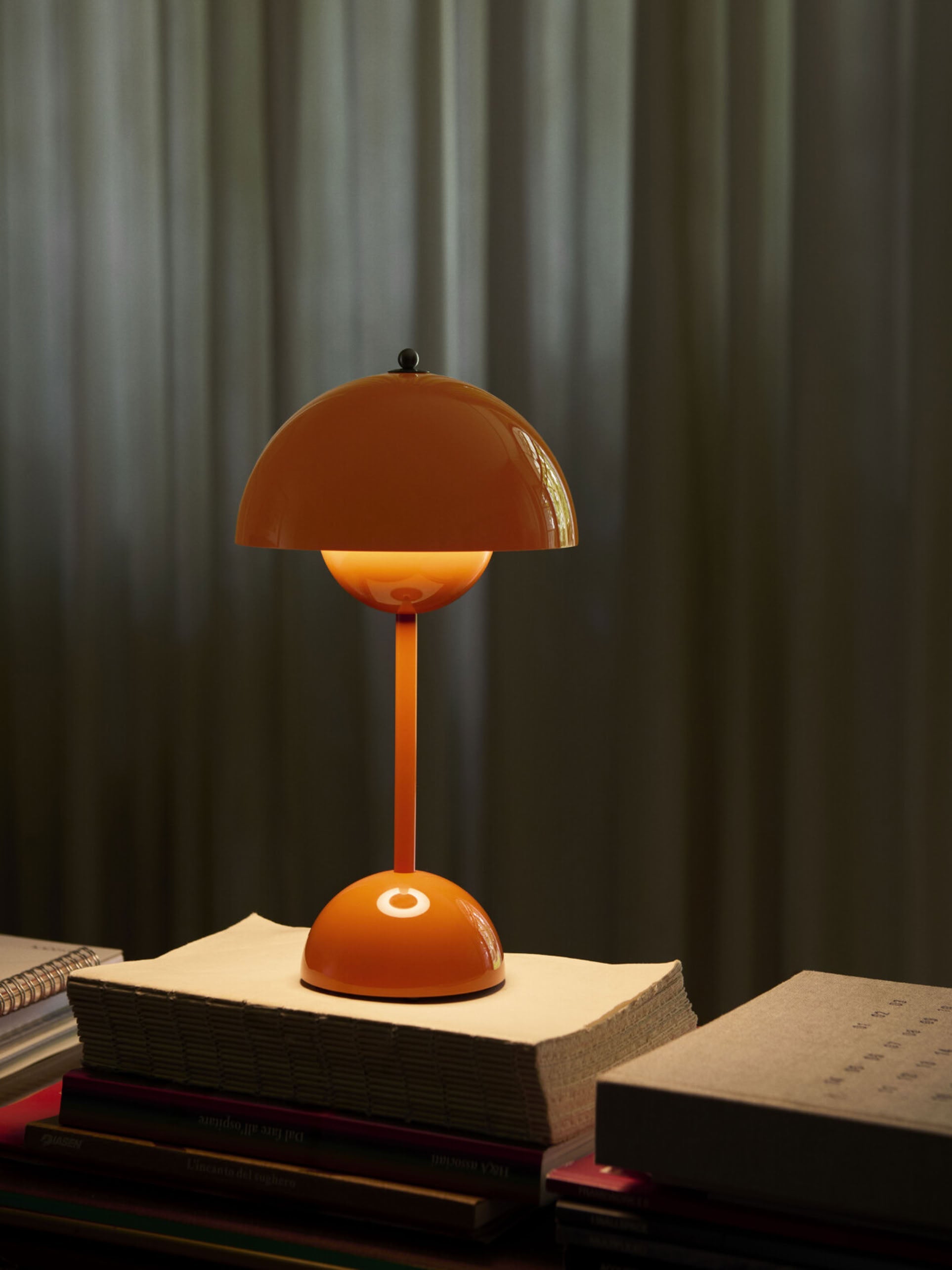 &Tradition Flowerpot VP9 Portable Table Lamp Zesty Orange