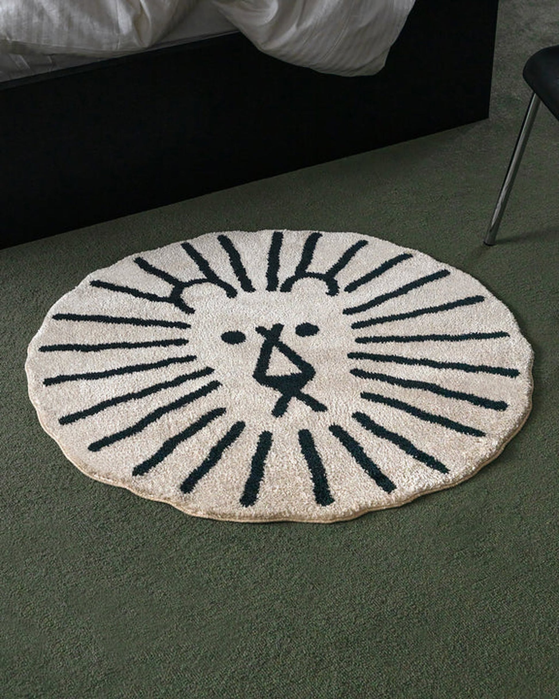 WARMGREY TAIL Lion Rug Black Line On Ivory