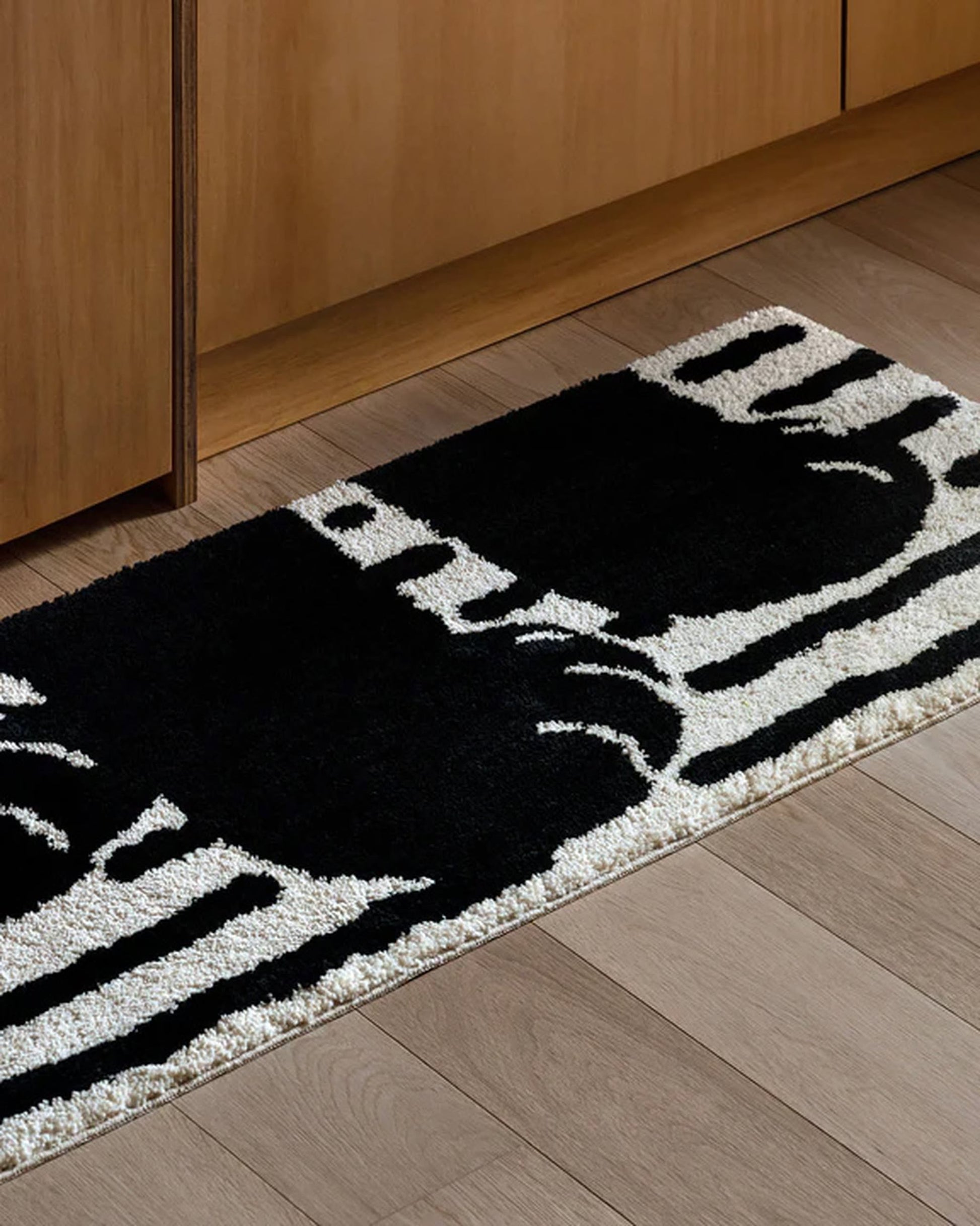 WARMGREY TAIL Paw Rug (140x45)