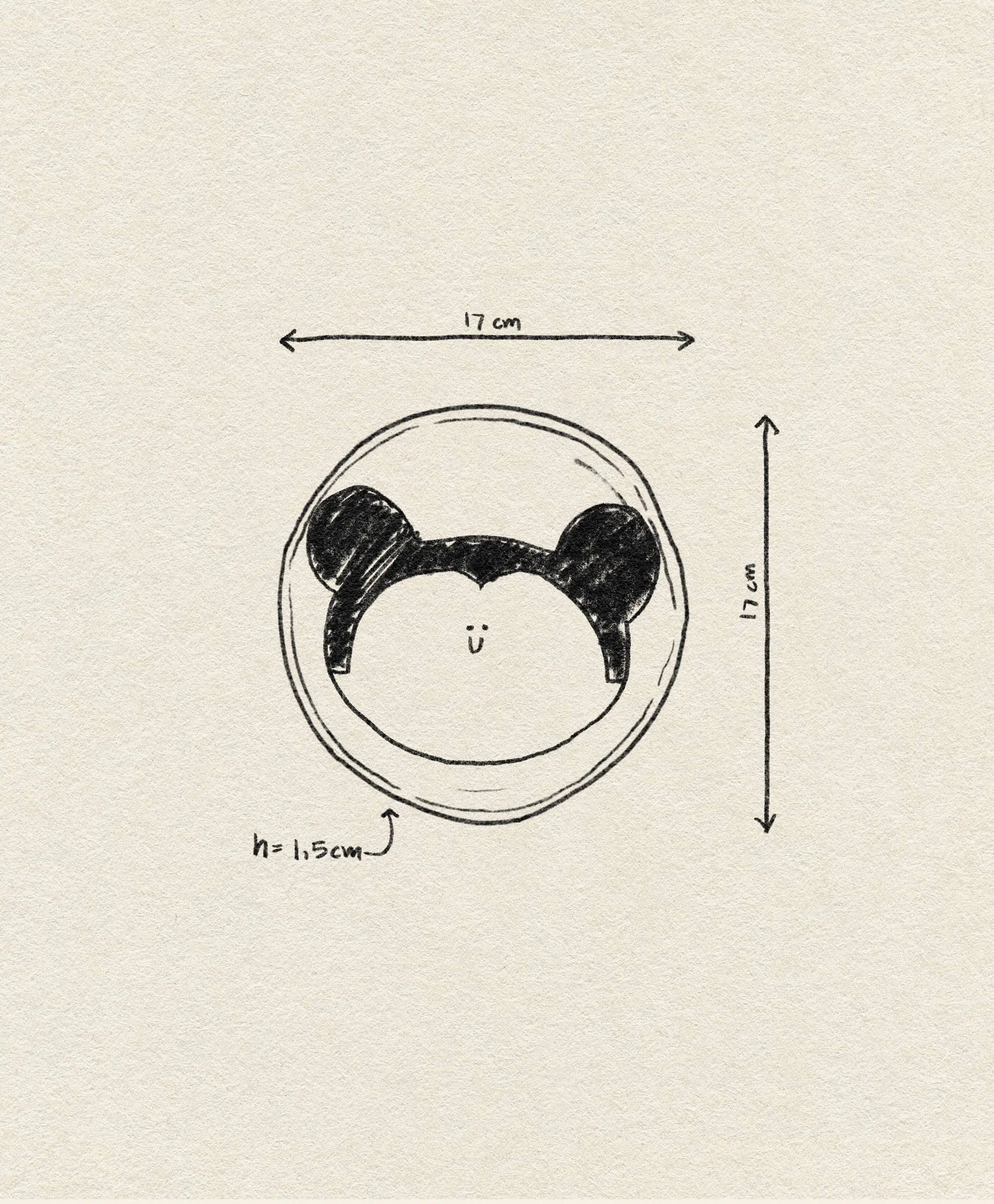 A hand-drawn illustration of the Wobbly Studio Happy Things Plate - Souris, a round plate with a bear face and ears, 17 cm wide/tall and 1.5 cm deep, labeled with measurement arrows on a textured beige background.