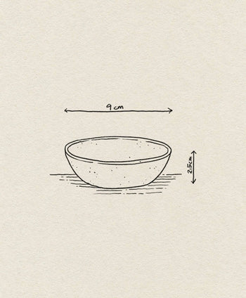 A simple sketch of the ferm LIVING Flow Porcelain Bowl, Small, displays its 9 cm diameter and 2.5 cm height with labeled arrows on a textured beige background.