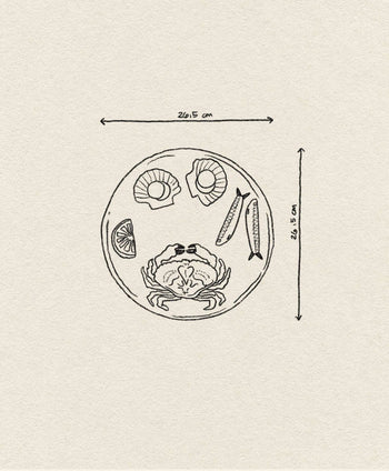 The &klevering De La Mer Crab Platter by &klevering is a 26.5 cm round black and white sketch-style plate featuring a crab, lemon wedge, shrimp, and fish—ideal as decor for De La Mer-themed settings.