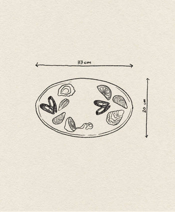 The &klevering De La Mer Oyster Platter (33x20 cm) by &klevering displays seafood like clams, mussels, and oysters on a textured beige base with arrows highlighting its size, adding oceanic charm.