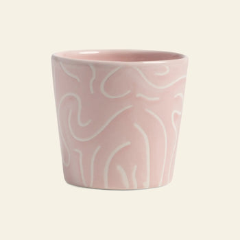 The &klevering Soba Mug Small, Set of 4, features light pink mugs with cheerful white wavy doodle prints on an off-white background.