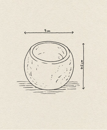 A hand-drawn sketch shows the stillgoods Abel Duo Holder, a round bowl perfect as a tealight holder, with 9 cm diameter and 6.2 cm height marked by arrows on a textured background.