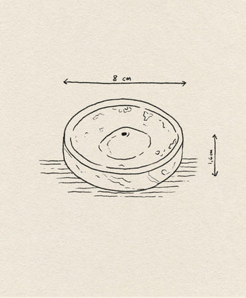 A hand-drawn illustration of the stillgoods Ebb Incense Holder—a round, shallow bowl by stillgoods, perfect for ikebana or as an accessory tray. Measures 8 cm in diameter and 1.4 cm high, with labeled arrows highlighting dimensions on a textured background.